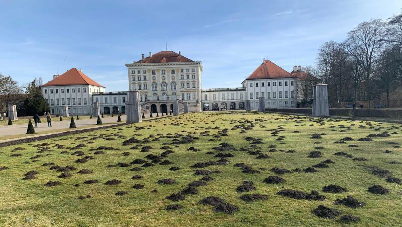 Viele Maulwurfshügel sind auf der Wiese im Park von Schloss Nymphenburg zu sehen.