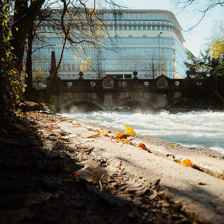 Der Eisbach im Englischen Garten mit der bekannten Eisbachwelle