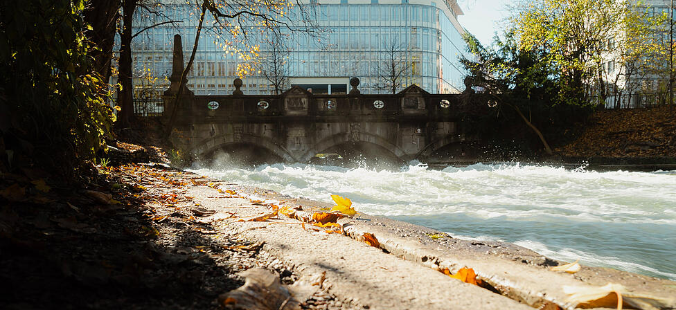 Der Eisbach im Englischen Garten mit der bekannten Eisbachwelle