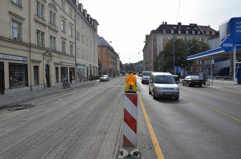 Kapuzinerstraße: Geduld! Viele Probleme, eine Klappe: Derzeit ist fast die gesamte Kapuzinerstraße aufgerissen: Ein neuer Fahrbahnbelag kommt drauf, nicht mehr benötigte Trambahngleise verschwinden, die Bushaltestellen werden für Rollstuhlfahrer ausgebaut und es kommen zwei Fahrrad-Streifen hinzu &mdash; bisher mussten sich die Radler auf die Fahrbahn quetschen. Derzeit gibt es in beide Richtungen nur einen Fahrstreifen.
Zur Wiesn soll es fertig sein, denn dann müssen hier tausende Taxis und der Fest-Lieferverkehr durch. Wenn dann noch etwas zu tun ist, werden die Arbeiten im Oktober nachgeholt.