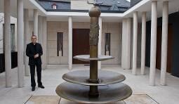 Ein Säulenumgang umrahmt den Atrium-Lichthof
