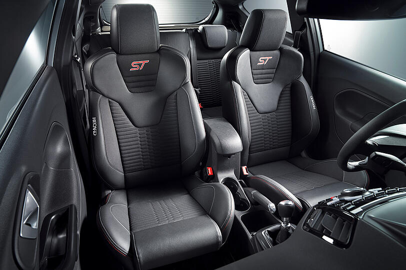 Haben Fahrer und Beifahrer fest im Griff: die Recaro-Sportsitze im Fiesta ST200.