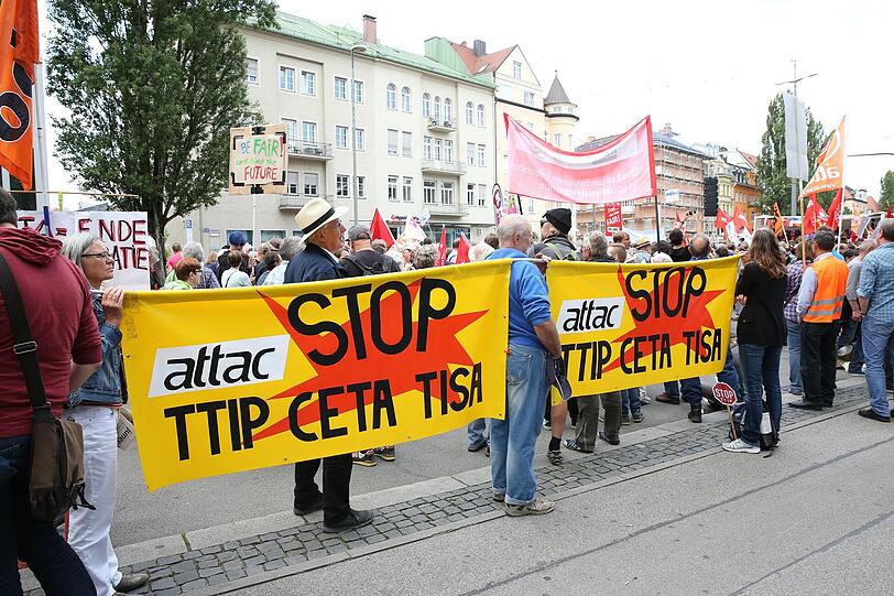 Friedliche Demo an der Münchner Freiheit gegen das Freihandelabkommen Ceta.