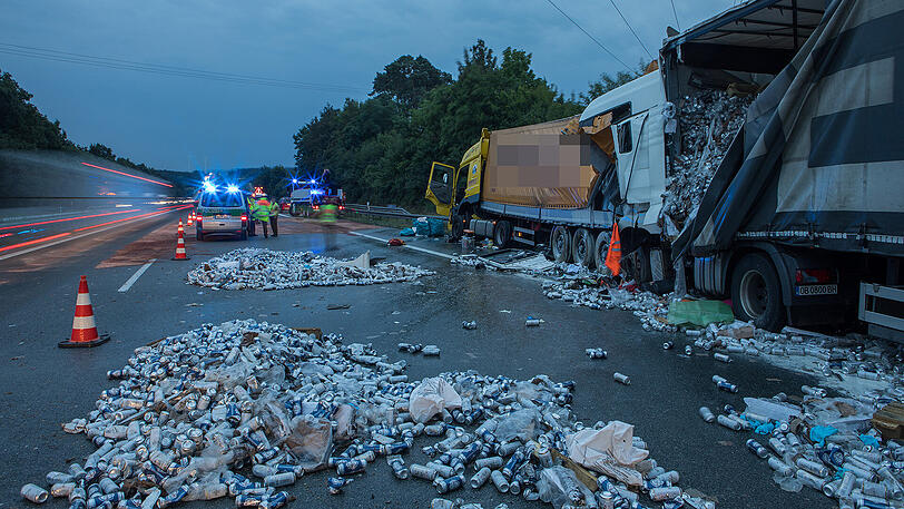 Die A9 ist ein einziges Schlachtfeld: Unzählige Bierdosen liegen nach dem Unfall auf der Fahrbahn verteilt. Beide Lkw-Fahrer kamen mit schwersten Verletzungen ins Krankenhaus.