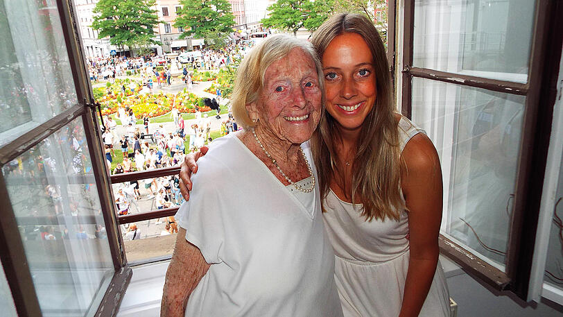 Anja Fritzsche mit ihrer Oma im Jahr 2015 bei der Love Parade in München. Damals ist sie schon 105 Jahre alt.
