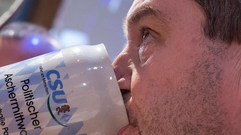 Sauber eing&rsquo;schenkt: Markus Söder gönnt sich in Passau einen Schluck Bier.