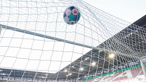 Ein Ball zappelt im Tornetz.