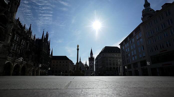 Der Marienplatz leer, die Läden zu - für Dienstag gilt noch die Lockdown-Notbremse. Ab Mittwoch darf der Einzelhandel fürs Terminshopping wieder öffnen - vorerst, bis die Inzidenz wieder 100 erreicht. Wie sinnvoll ist das?