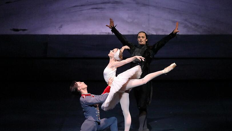 Prisca Zeisel (Odette/Odile), Jinhao Zhang (Siegfried) und Emilio Pavan (hinten, Rotbart) in Ray Barras "Schwanensee".