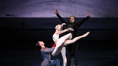 Prisca Zeisel (Odette/Odile), Jinhao Zhang (Siegfried) und Emilio Pavan (hinten, Rotbart) in Ray Barras "Schwanensee".