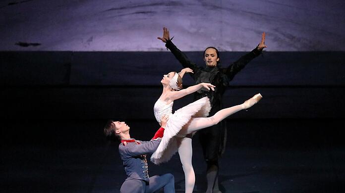 Prisca Zeisel (Odette/Odile), Jinhao Zhang (Siegfried) und Emilio Pavan (hinten, Rotbart) in Ray Barras "Schwanensee".