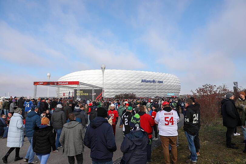 Schon Stunden vor Spielbeginn versammelten sich tausende NFL-Fans auf der Esplanade und stimmten sich gemeinsam auf das Mega-Spektakel ein.