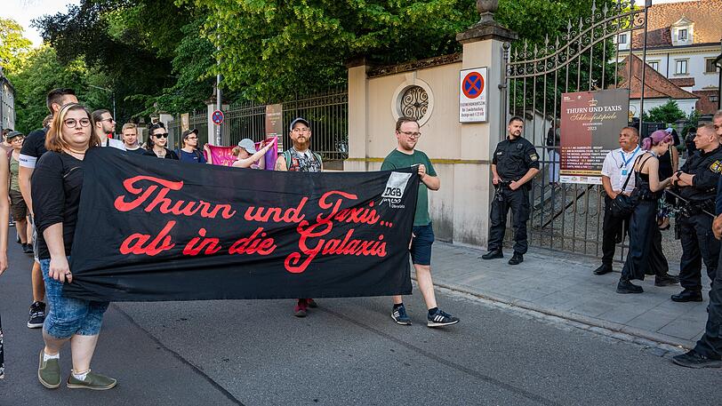 Demonstranten üben Kritik an Schlossfestspielen.