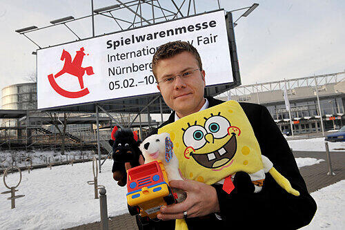 Möchte im Februar 60 Nürnberger Kinder und ihre Eltern auf die Spielwarenmesse schicken: CSU-Jungpolitiker Marcus König vor dem Messe-Zentrum.