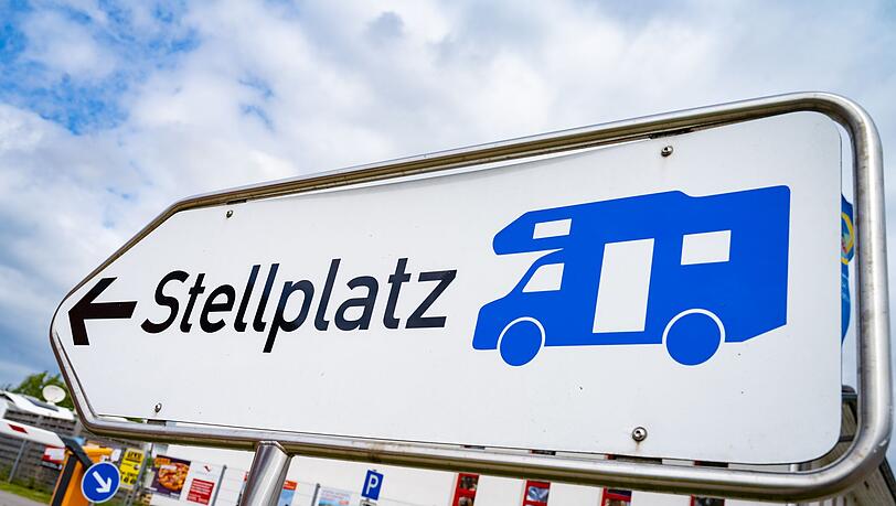 Die Nachfrage nach Wohnmobilen ist hoch - das hat einem Betrügerpaar genutzt. (Symbolbild)