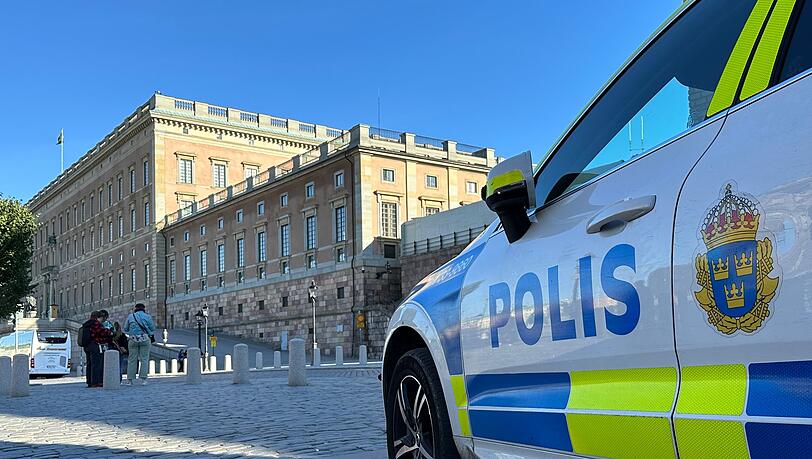 Ein Polizeiauto steht im Herzen von Stockholm vor dem Königsschloss. Nicht weit von dem Schloss entfernt befindet sich auch der Park Kungsträdgården. (Illustration) Ein Polizeiauto steht im Herzen von Stockholm vor dem Königsschloss. Nicht weit von dem Schloss entfernt befindet sich auch der Park Kungsträdgården. (Illustration)