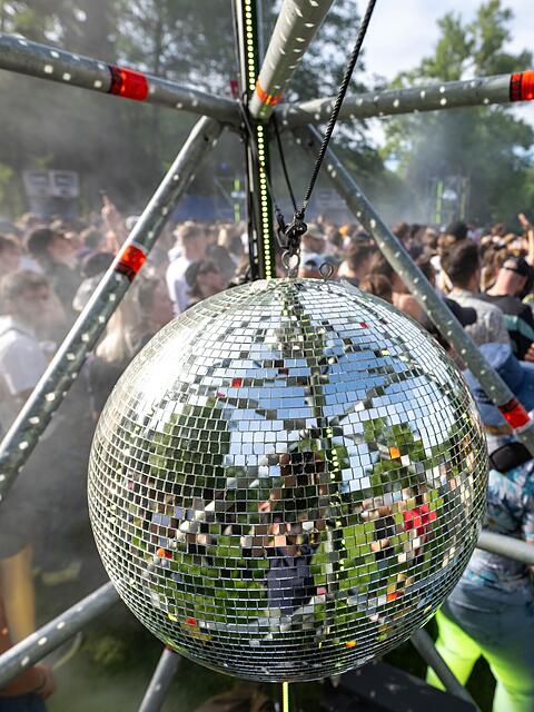 Besucherinnen und Besucher feiern 2024 auf einem Festival vor einer Techno B&uuml;hne. (Symbolbild)