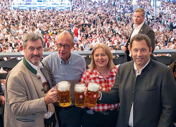 W&auml;hrend Politiker Fotos mit Zigaretten meiden, ist ein gepflegtes Bier partei&uuml;bergreifend akzeptiert. Doch die Droge Alkohol ist auch gerade in Bayern f&uuml;r viele Menschen noch immer ein gro&szlig;es Gesundheitsrisiko und manchmal auch t&ouml;dlich. (Archivbild)