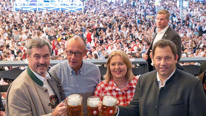 W&auml;hrend Politiker Fotos mit Zigaretten meiden, ist ein gepflegtes Bier partei&uuml;bergreifend akzeptiert. Doch die Droge Alkohol ist auch gerade in Bayern f&uuml;r viele Menschen noch immer ein gro&szlig;es Gesundheitsrisiko und manchmal auch t&ouml;dlich. (Archivbild)