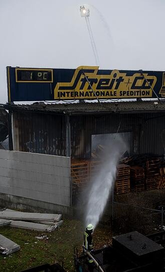 Millionenschaden bei Brand von Lagerhalle &ndash; Ursache für Feuer im Regensburger Hafen weiter unklar