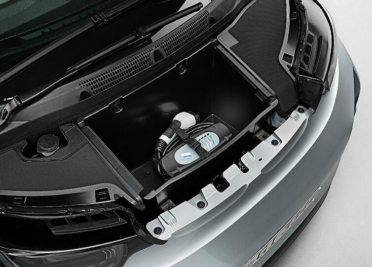 Enthüllt: BMW zeigt erstmals das endgültige Design des Elektroflitzers i3. Außen wirkt er etwas rundlich, innendrin ist er BMW-typisch cool-elegant gestylt.