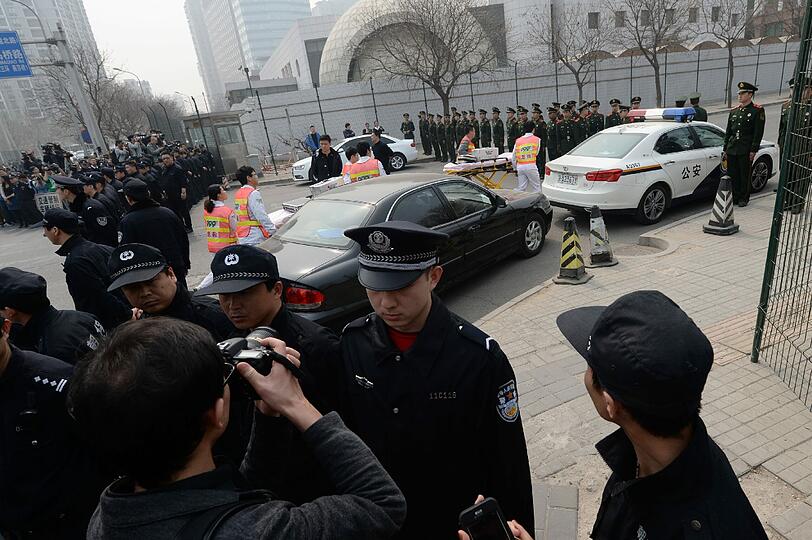 Tumultartige Szenen vor der malaysischen Botschaft in Peking. Die Angehörigen der Opfer von Flug MH370 demonstrieren für eine schnell Aufklärung der Unglücksumstände.