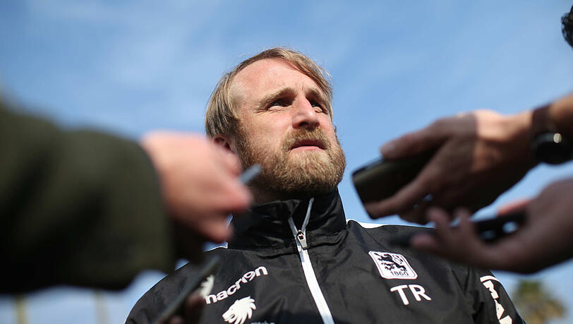 Trainer Daniel Bierofka reist mit seiner Mannschaft ins Trainingslager nach Österreich. (Archivbild)