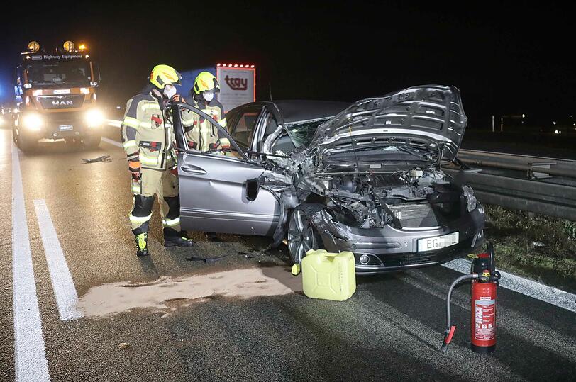 Ein Mercedes wird durch einen unerlaubten Überholvorgang ausgebremst und kracht in einen Lkw.