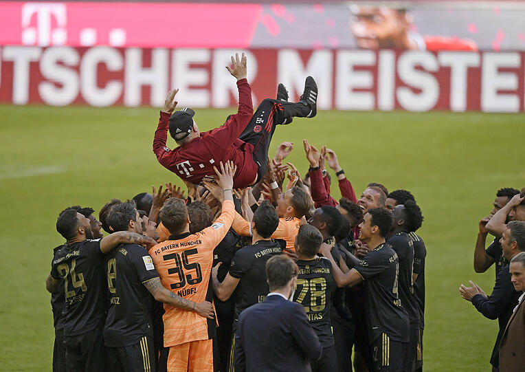 Nach der Partie ließen es sich die Spieler nicht nehmen, den "Tiger" Hermann Gerland hochleben zu lassen. Als Co-Trainer war er bei beiden Triple-Triumphen der Münchner eine wichtige Stütze.