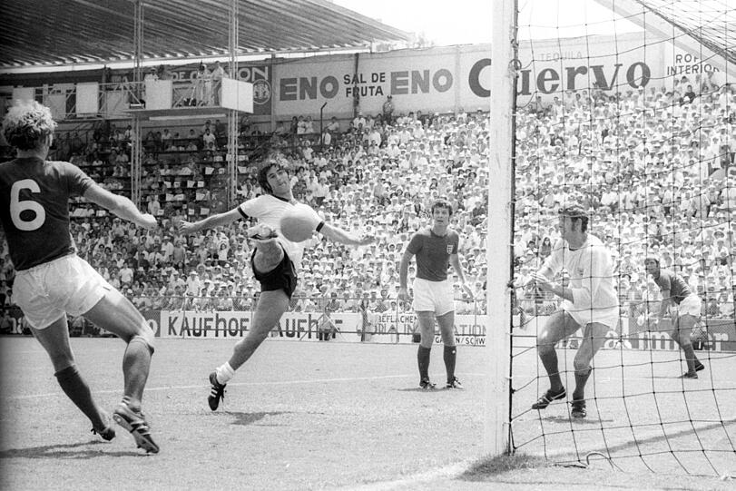 Ikonisch: Beim WM-Viertelfinale 1970 gegen England in Leon bombt Müller zum 3:2 ins Tor.