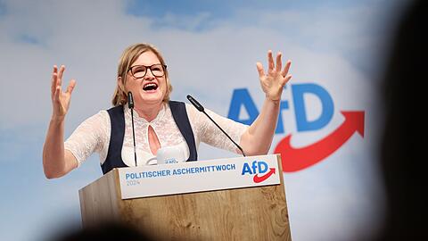 Katrin Ebner-Steiner, Fraktionsvorsitzende der AfD im bayerischen Landtag, hält eine Rede.