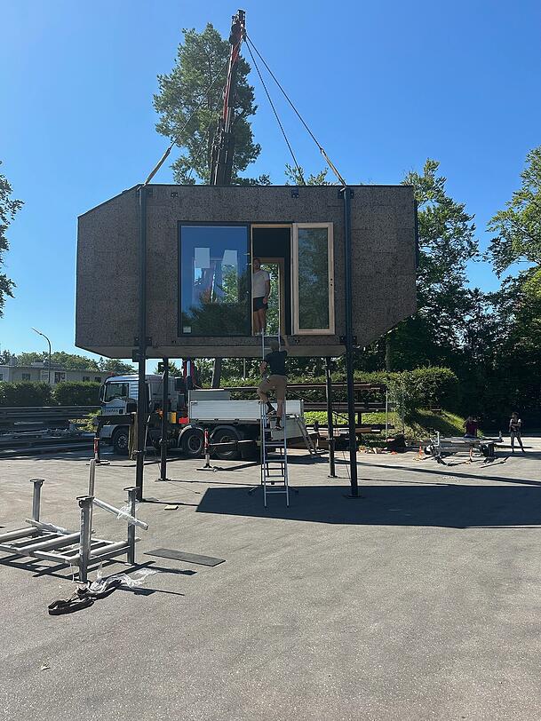 Ein erster Prototyp: 7,5 Meter lang, 2,50 Meter breit, drei Tonnen schwer. Ein erster Prototyp: 7,5 Meter lang, 2,50 Meter breit, drei Tonnen schwer.