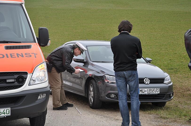 Die Bilder vom tragischen Unfall im Landkreis Mühldorf. Das 7-jährige Mädchen wurde von dem VW angefahren. Ein Rettungshubschrauber brachte die Schülerin ins Krankenhaus.