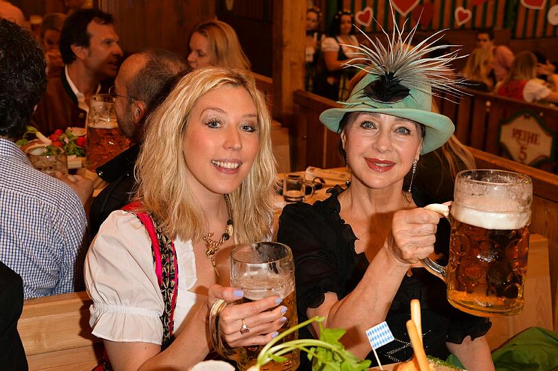 Wiesn-Premiere: Christine Kaufmann mit Leute-Reporterin Kimberly Hoppe.