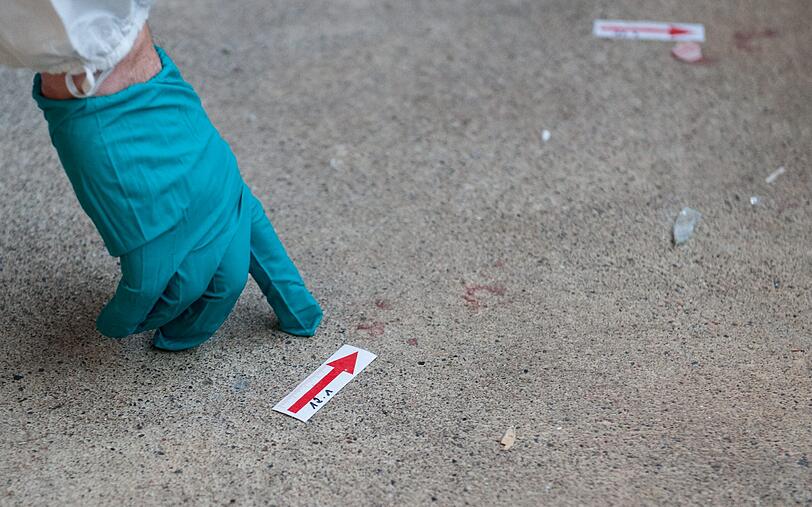 Grausamer Doppelmord in Lüneburg: Zwei Frauen sind erstochen worden. Als die Beamten am Tatort eintreffen, lebt eines der Opfer noch. Die Ärzte können der mit dem Tod ringenden Frau aber nicht mehr helfen.