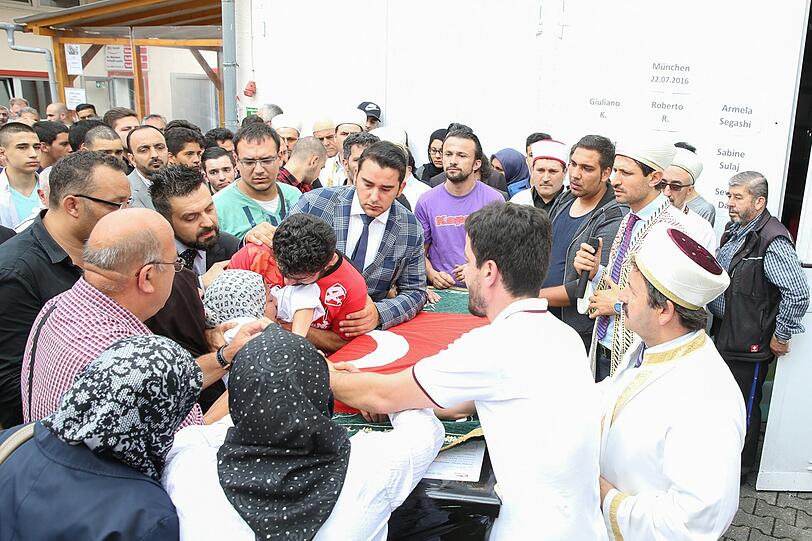In der Trauer vereint: Die türkisch-islamische Gemeinde hat der Opfer des OEZ-Amokläufers gedacht - die Bilder.