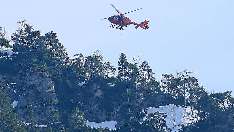Einer nach dem anderen wurden zwei Wanderer am Freitagnachmittag von der Bergwacht abgeholt und ins Tal geflogen.