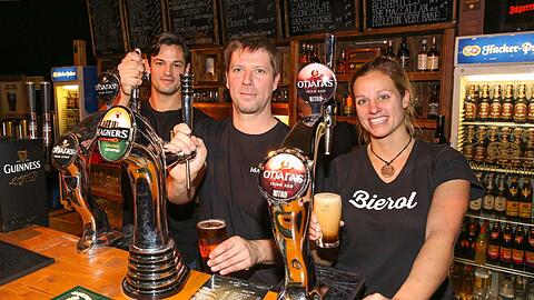 Richard Huigen (Mitte) mit Gerben Huigen und Lisanne Slok im Pub-Zelt.