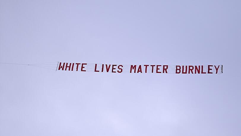 Hässliche Aktion: Nach dem Anpfiff der Partie überflog ein Flugzeug mit diesem Transparent im Schlepptau das Stadion. Hässliche Aktion: Nach dem Anpfiff der Partie überflog ein Flugzeug mit diesem Transparent im Schlepptau das Stadion.