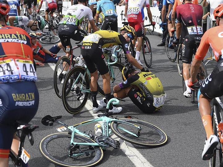 Für Teunissens Jumbo-Visma-Teamkoellegen Dylan Groenewegen waren die Hoffnungen auf den Tagessieg 1500 Meter vor dem Ziel beendet.