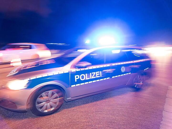 Ein Polizeifahrzeug steht mit Blaulicht auf der Straße. Foto: Patrick Seeger/Archiv