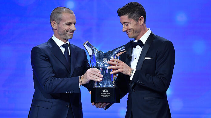 Robert Lewandowski von Bayern München erhält von UEFA-Präsident Aleksander Ceferin (l.) die Auszeichnung, nachdem er zu "Europas Fußballer des Jahres 2020" gekürt wurde. Diesen Erfolg kann er 2021 nicht wiederholen.