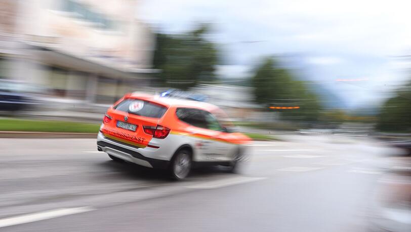 Der Mann musste in ein Krankenhaus gebracht werden. (Symbolbild) Der Mann musste in ein Krankenhaus gebracht werden. (Symbolbild)