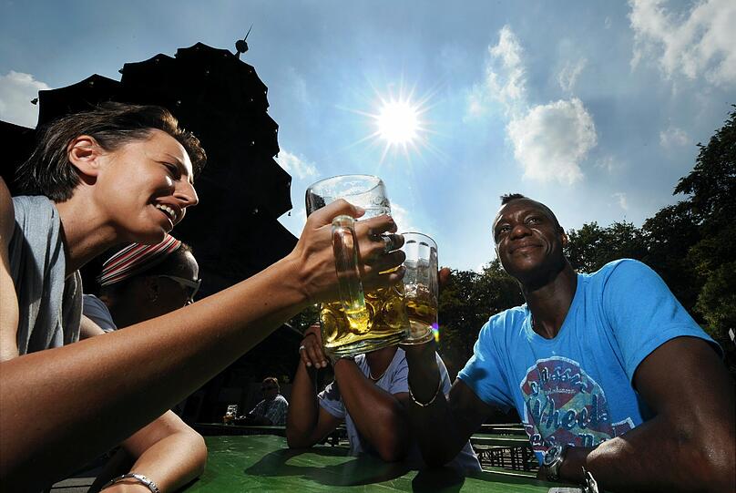 NACH DER ARBEIT MAL NICHT NACH HAUSE: Biergärten gibt es in Hülle und Fülle, da sollte man sich mit Freunden aber rechtzeitig verabreden. Vor allem in den kleinen, wie beispielsweise dem Max-Emanuel-Biergarten in der Blumenstraße. Bie gutem Wetter sind die schattigen Plätze heiß begehrt.