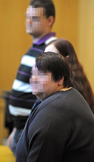 25. Februar: Das Landgericht Landshut spricht im zweiten Prozess die Angehörigen eines 2001 in Oberbayern verschwundenen Bauern aus Mangel an Beweisen frei. Die Ehefrau, ihre beiden Töchter und der Freund einer Tochter waren 2005 verurteilt worden, weil sie den 52-Jährigen aus Neuburg an der Donau zerstückelt und an die Hofhunde verfüttert haben sollen. Ursprünglich hatten die Angeklagten dies zugegeben. Als die vollständige Leiche später in dem in der Donau versenkten Auto des Bauern gefunden wurde, muss der Fall neu aufgerollt werden. Auch im neu aufgerollten Prozess bleibt die Frage, warum und wie der Bauer zu Tode kam, offen.