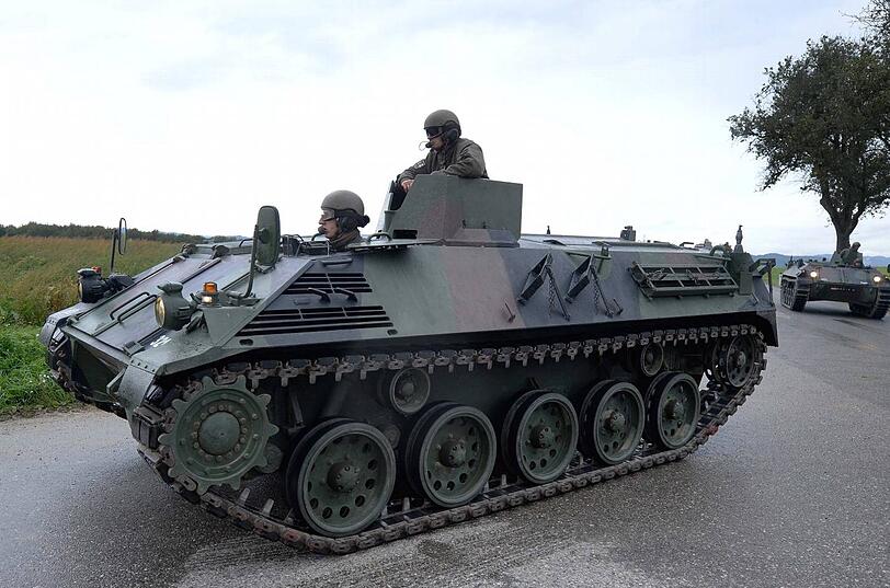 Mit Panzern geht das österreichische Bundesheer gegen den Wilderer vor.