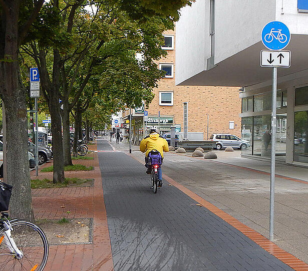 Ist der Radweg mit einem Zusatzschild mit zwei gegenläufigen Pfeilen ausgewiesen, darf er in beiden Richtungen benutzt werden.