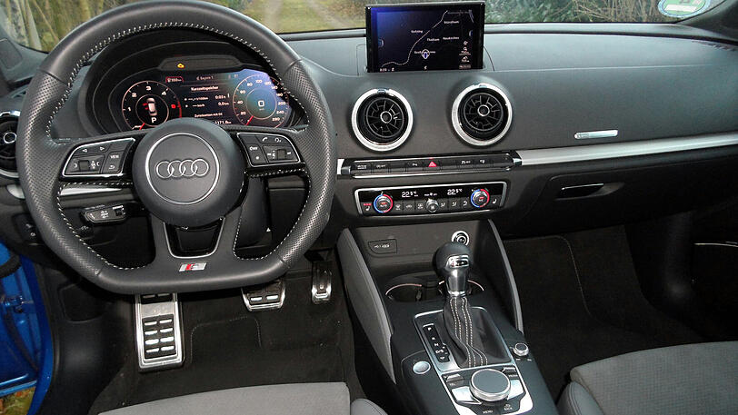 Hinter dem Lenkrad verbirgt sich das wirklich empfehlenswerte Audi Virtual Cockpit.