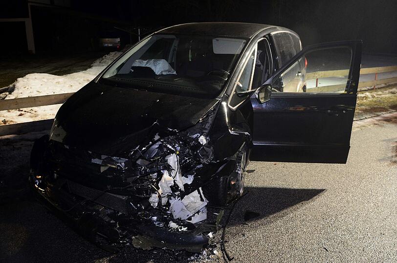 Die Autos fuhren in einer leichten Kurve direkt ineinander.