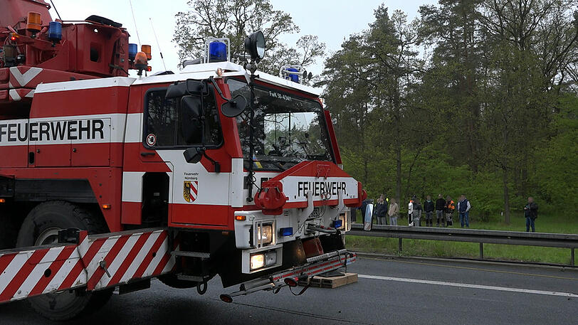 Bei einem schweren Lkw-Unfall auf der A6 behinderten dreiste Gaffer die Rettungsmaßnahmen massiv. Die Bilder von der Unfallstelle.
